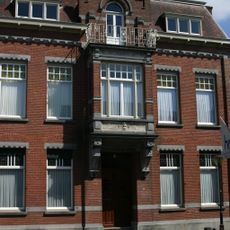 Herenhuis (notarishuis), gebouwd Overgangsstijl met kenmerken van Art-Nouveau. Thans is het in gebruik als woonhuis met artsenpraktijk