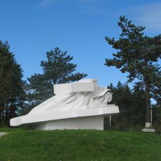 Автомашина, установленная в честь автомобилистов, работавших на «Дороге жизни» (Дусьево)