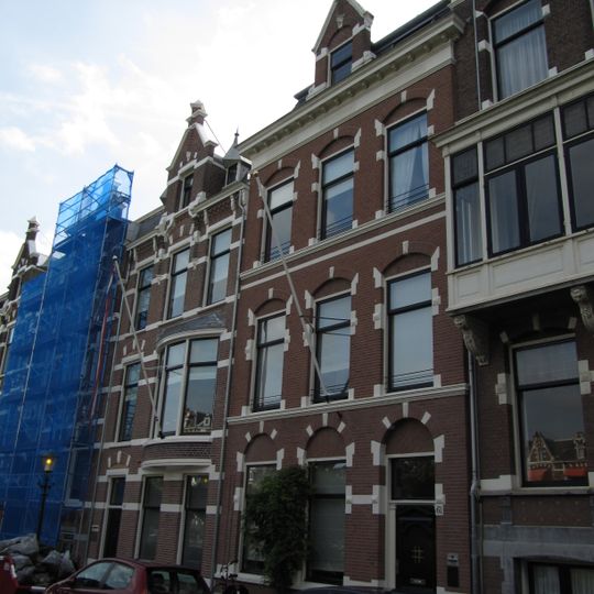 Pand in neo-renaissance trant uit het met geblokte ontlastingsbogen en kroonlijst