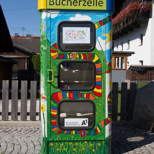 Public bookcase Trins