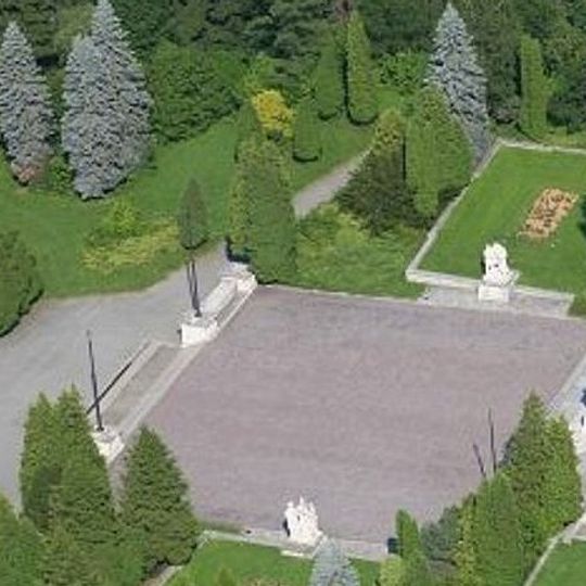 Dukla-pamätník sov. armády, terasa dolná