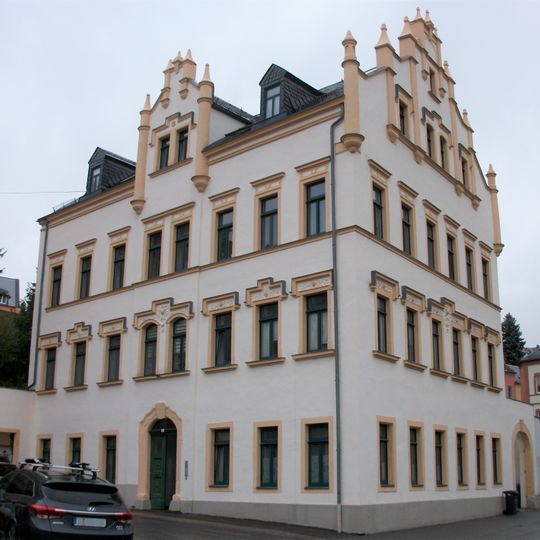 Wohnhaus in Ecklage, mit Torbogen zum Nachbarhaus Gartenstraße 15