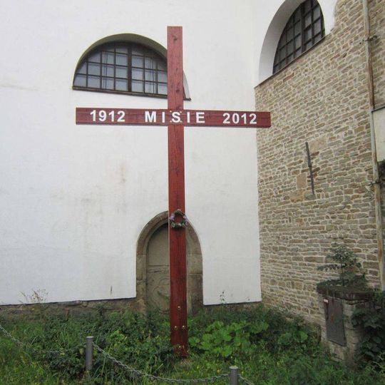 Kříž u kostela v Rosicích