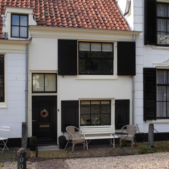 Pand van monumentale waarde, onderdeel vormend van een waardevolle vechtwand