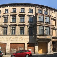 Mietshaus mit Laden in geschlossener Bebauung, mit Hinterhaus und Nebengebäude Luisenstraße 8