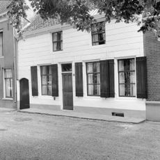 Klein dwarshuis met gepleisterde lijstgevel