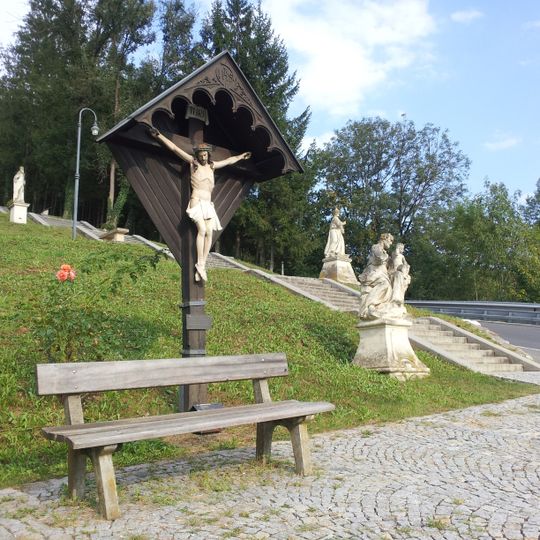 Angelus-Stiege mit Skulpturengruppe und Kruzifix