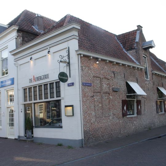 Huis met gepleisterde lijstgevel. Aan de zijde der St.Annastraat oudere datum. Gevel van kruisvensters voorzien. Baksteen zichtbaar