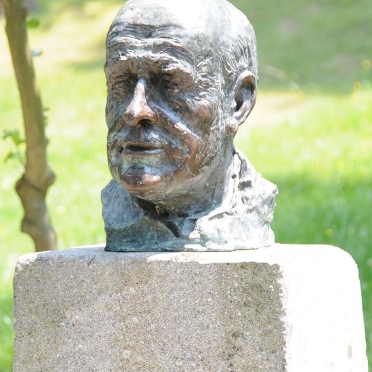 Bust of Gonçalo Sampaio