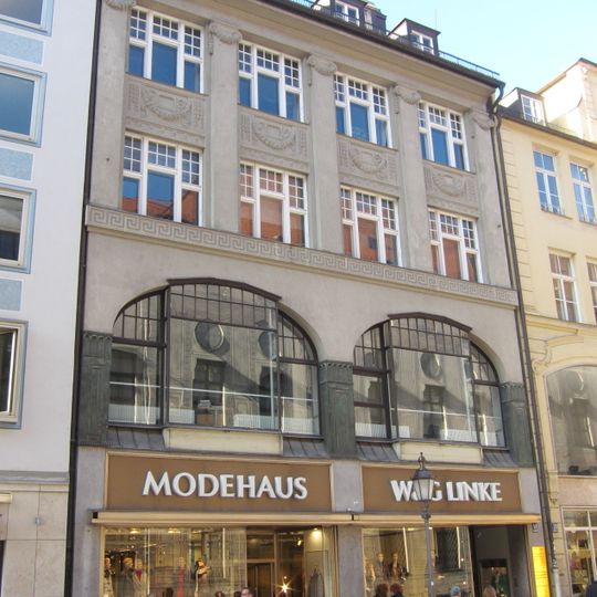 Geschäfts- und Wohnhaus