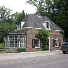 Dienstwoning, deel uitmakend van het complex "Melkerij Hofstede Oud-Bussem"