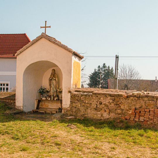 Kaplička u kostela v Záboří nad Labem
