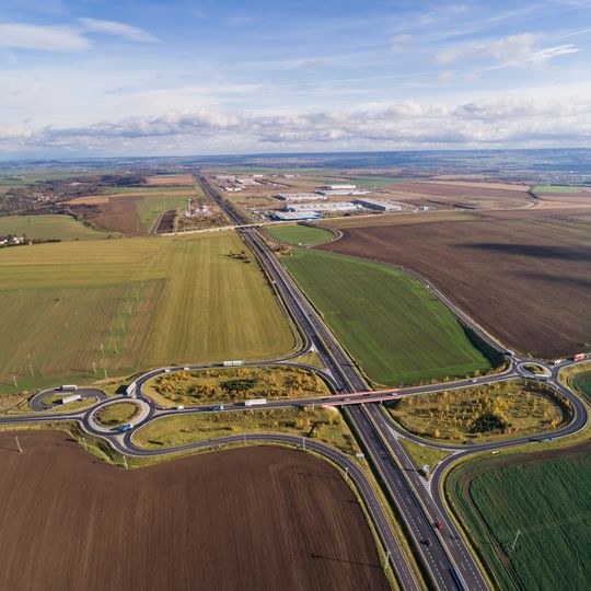 Most silnice I/27 přes dálnici D7 u Velemyšlevsi