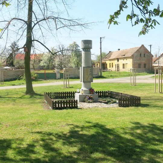 Pomník padlým na návsi v Mělnickém Vtelnu