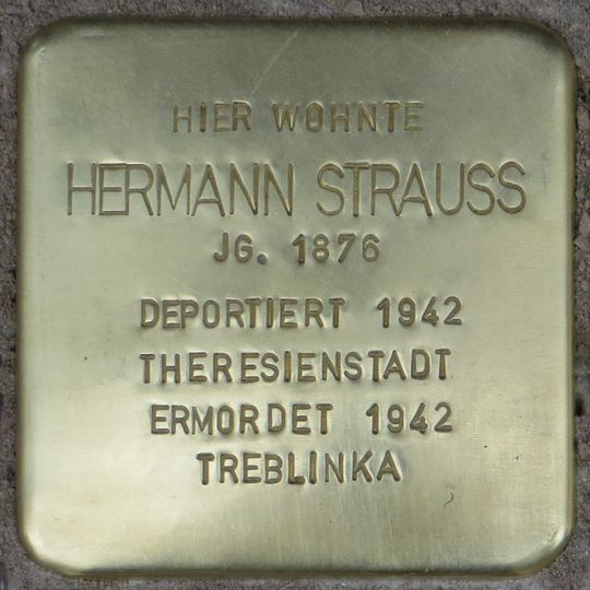 Stolperstein en memoria de Hermann Strauß