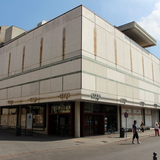 Edificio Pluriuso COOP