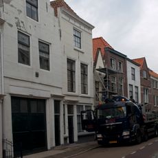 Huis met gepleisterde rechte gevel
