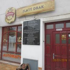 Pamětní deska bratří Lorinserů na domě Mírová 59 v Mimoni