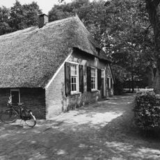 Boerderijcomplex bestaande uit boerderij met middenlangsdeel en houten melkbussenrek tegen een der zijgevels, stookhok, twee schuren, twee vierroedenkapbergen en deels met klinkers bestraat erf