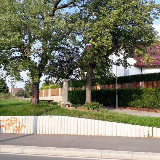 Kříž v Černicích u ulice V Bezinkách