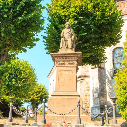 Pomník Antonína Marka u kostela v Libuni