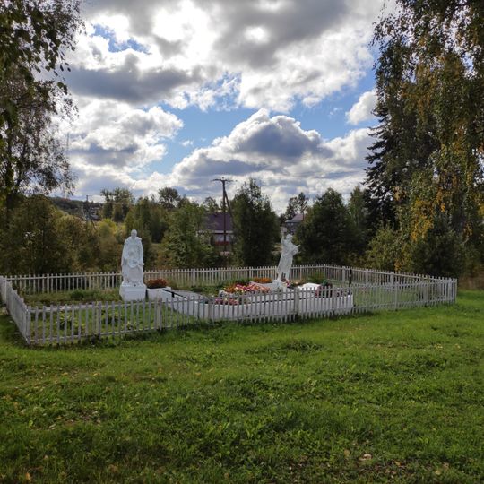 Братская могила советских воинов, погибших в боях с фашистскими захватчиками