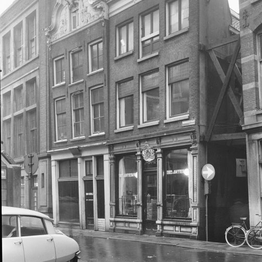 Pand met gevel onder rijk gesneden lijstvormige top met consoles