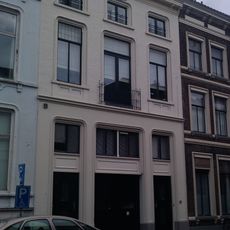 Pand met geverfde lijstgevel met erker op consoles