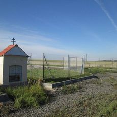 Kaplička západně od Chýnova u továrny