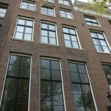 Pand met gevel onder rechte lijst