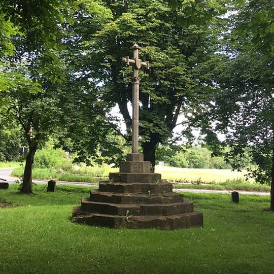 Medieval standing cross and early 20th century memorial cross