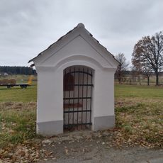 Kaplička jižně od vsi
