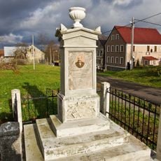 Památník na návsi v Mnichově