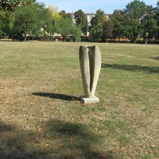 Kamenná plastika Schránka v Smetanových sadech v Kadani