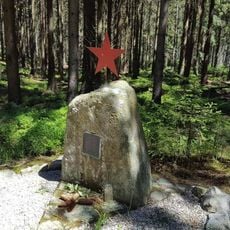 Pomník členu sovětského výsadku Platonovovi Na Rovinách v Brdech