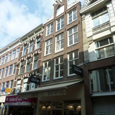 Pand met halsgevel met gedeelde vleugelstukken en ornament in de volutenafdekking