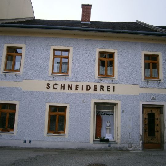 Bürgerhaus mit Teil der inneren Stadtmauer und Zwinger