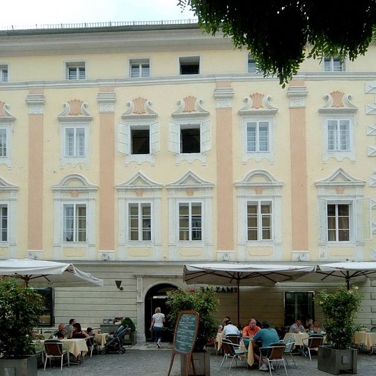 Stadtpalais Maria Saaler Hof, Paradeiser-Haus, Salz- und Tabakamtsgebäude