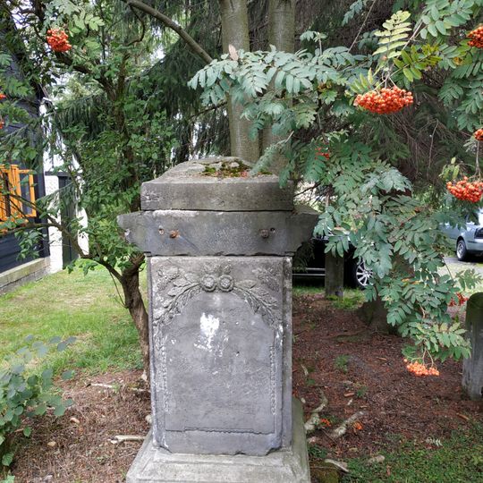 Podstavec ulomeného kříže v zahradě domu 39 v Rybništi