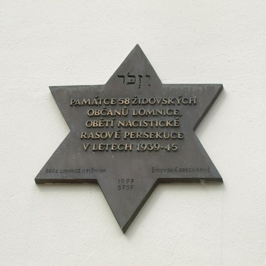 Pamětní deska obětí holokaustu v Lomnici