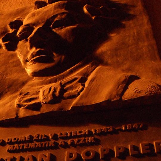 Pamětní deska Christiana Dopplera na domě U obecního dvora 799/7 v Praze