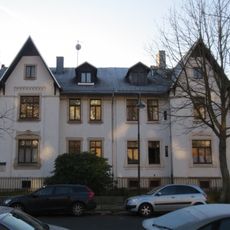 Doppelmietshaus in offener Bebauung, mit Einfriedung und Garten Heinrich-Beck-Straße 57; 59