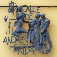 Placa escultórica de nomenclatura callejera. La calle está dedicada al torero malagueño Andrés Leiva Mérida (1905-1939).