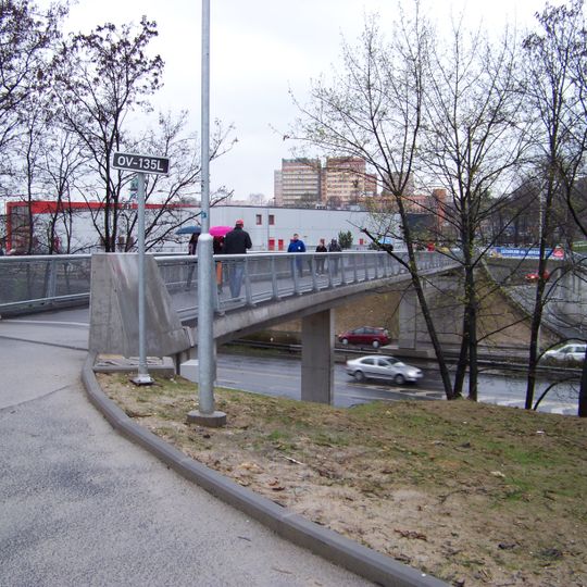 Lávka přes Místeckou ulici k nákupnímu centru Karolina a autobusovému nádraží