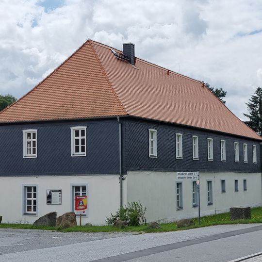 Herrenhaus , südlicher Wirtschaftsflügel mit Gesindewohnhaus , Torhaus mit Wappen und angrenzendes Brauereigebäude mit Schornstein des ehemaligen Rittergutes Ottendorfer Straße 3, 4, 5, 6
