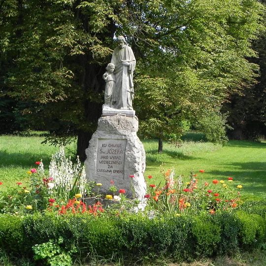 Park – regularne założenie ogrodowe za pałacem, wraz z zachowanym drzewostanem, układem zieleni, alejami, drzewami i osiami widokowymi