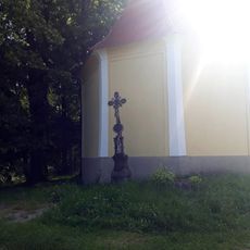 Kříž u kaple v Pleších