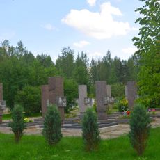 Памятное место-участок, где захоронены Герои Советского Союза С.А. Блинников (1907-1985), С.П. Тимофеев (1913-1974), кавалер трёх орденов Славы Г.А. Васильев (1922-1987)