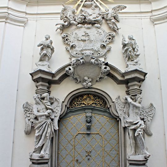 Sochy Panny Marie a prosebníků nad portálem Loretánské kaple v Minoritské ulici v Brně