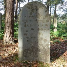 Joodse Begraafplaats: hardstenen staande grafmonument met een gelobde top en een inscriptie in de Hebreeuwse taal